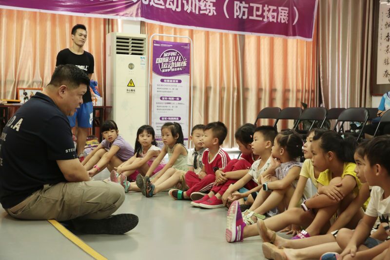 少兒安全防衛專家為金沛教育小學員進行防衛拓展訓練