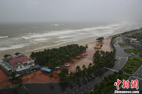 資料圖：2017年11月5日，越南峴港某處海灘風雨交加。